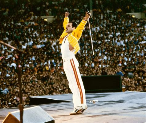 Freddie Mercury Zafer Partisi: Efsanevi Vokaliste Saygı Bir Gece ve Gizli Bir Doğum Günü Kutlaması!