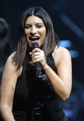 Laura Pausini İstanbul Konseri: Bir Geceye Sığmayan Tutku ve Nostalji!